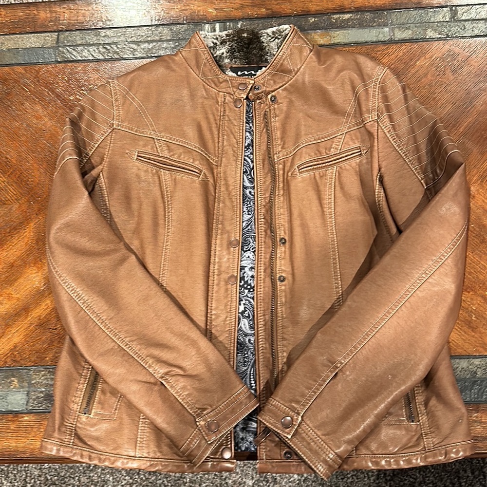 Fur in collar is removable. Super cute jacket!!